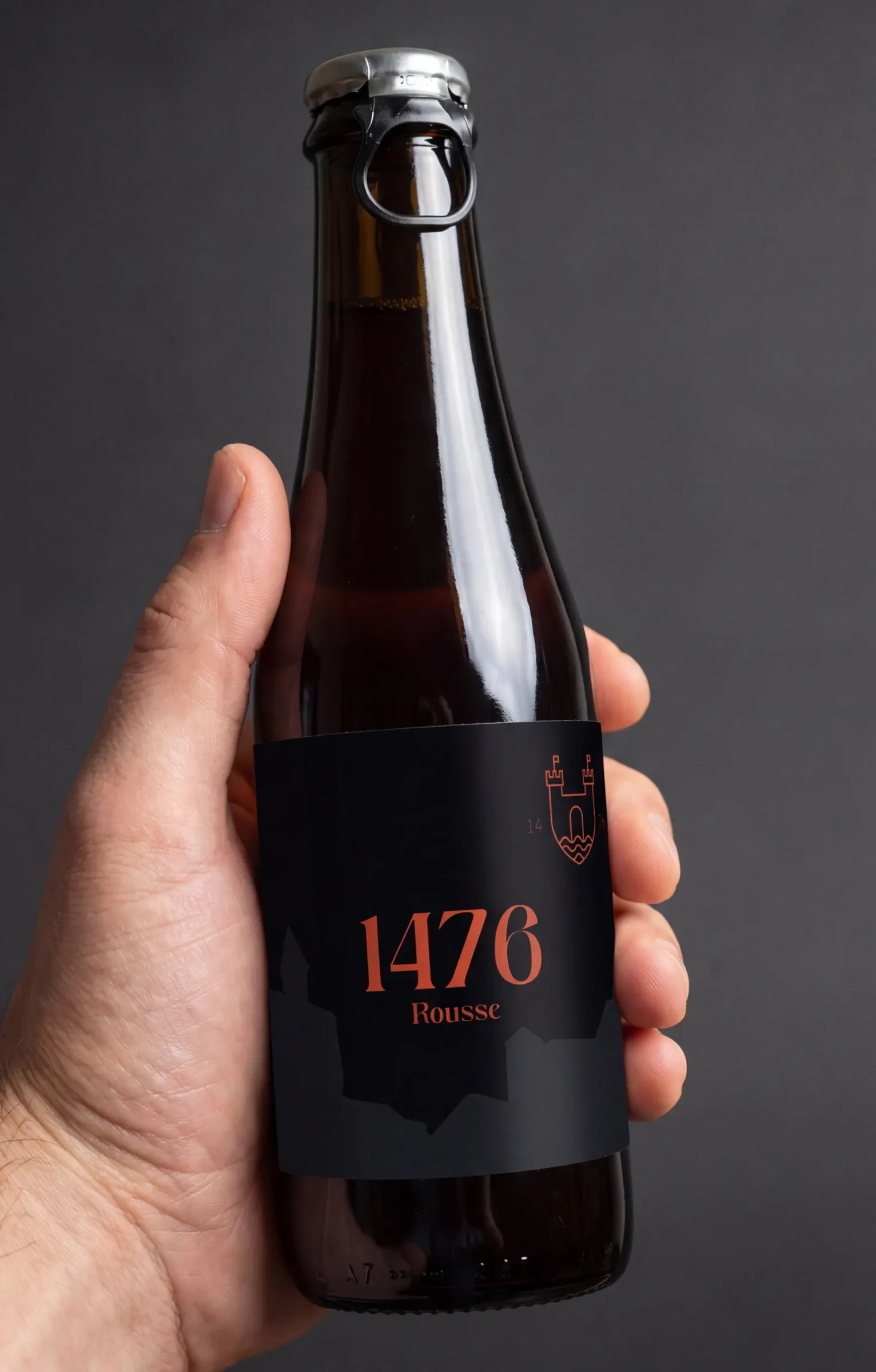 Packaging de la bière Boxer 1476 Rousse tenu en main