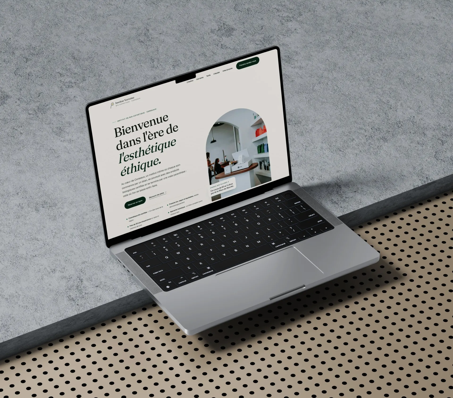 La page d'accueil de l'Institut Verveine ouverte sur un ordinateur portable posé sur un plan de béton